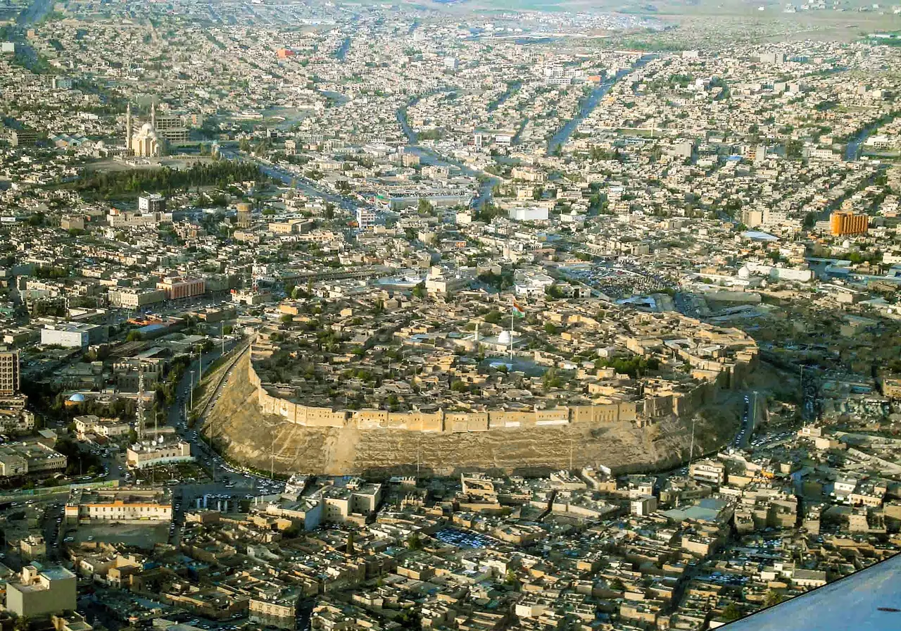 ป้อมเออร์บิล (Hawler Castle) กลางเมืองเออร์บิล ภาพจาก Wikimedia Commons ผู้ถ่าย jan kurdistani สัญญา CC BY-SA 2.0 เป็นภาพบรรยากาศ ไม่ทราบปีที่ถ่ายแน่ชัด