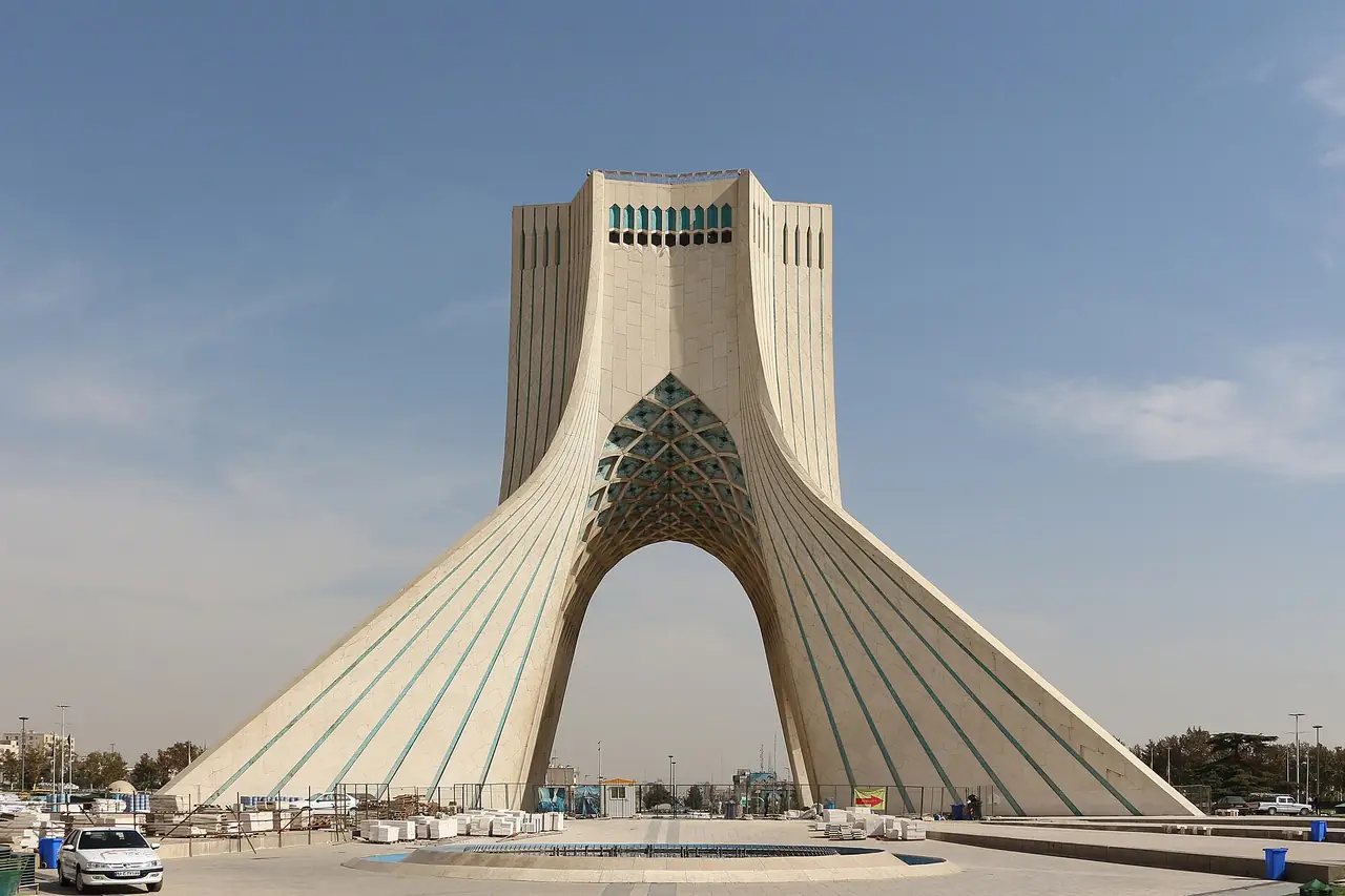 หอเอกราช (Azadi Tower) ในเตหะราน ภาพจาก Wikimedia Commons ผู้ถ่าย Bernard Gagnon สัญญา CC BY-SA 4.0 เป็นภาพบรรยากาศ ไม่ทราบปีที่ถ่ายแน่ชัด