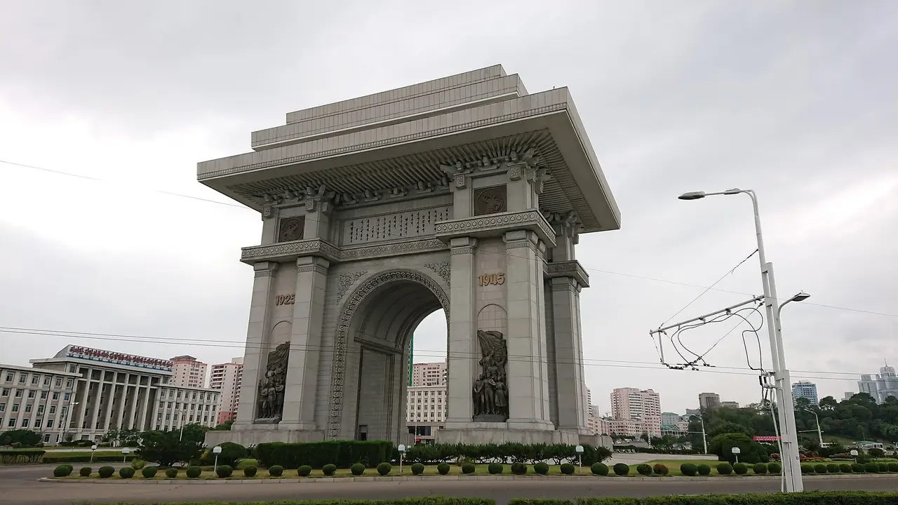 ประตูชัยในเปียงยาง ภาพจาก Wikimedia Commons ผู้ถ่าย Jan Engelhardt สัญญา CC BY-SA 4.0 เป็นภาพเก่า ไม่ได้แสดงสภาพปัจจุบัน