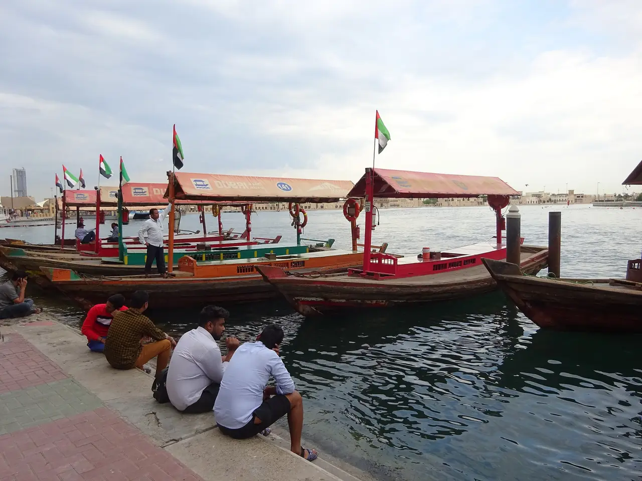เรืออับราจอดที่ท่าริมดูไบครีก ภาพจาก Wikimedia Commons ผู้ถ่าย Jpbowen สัญญา CC BY-SA 4.0