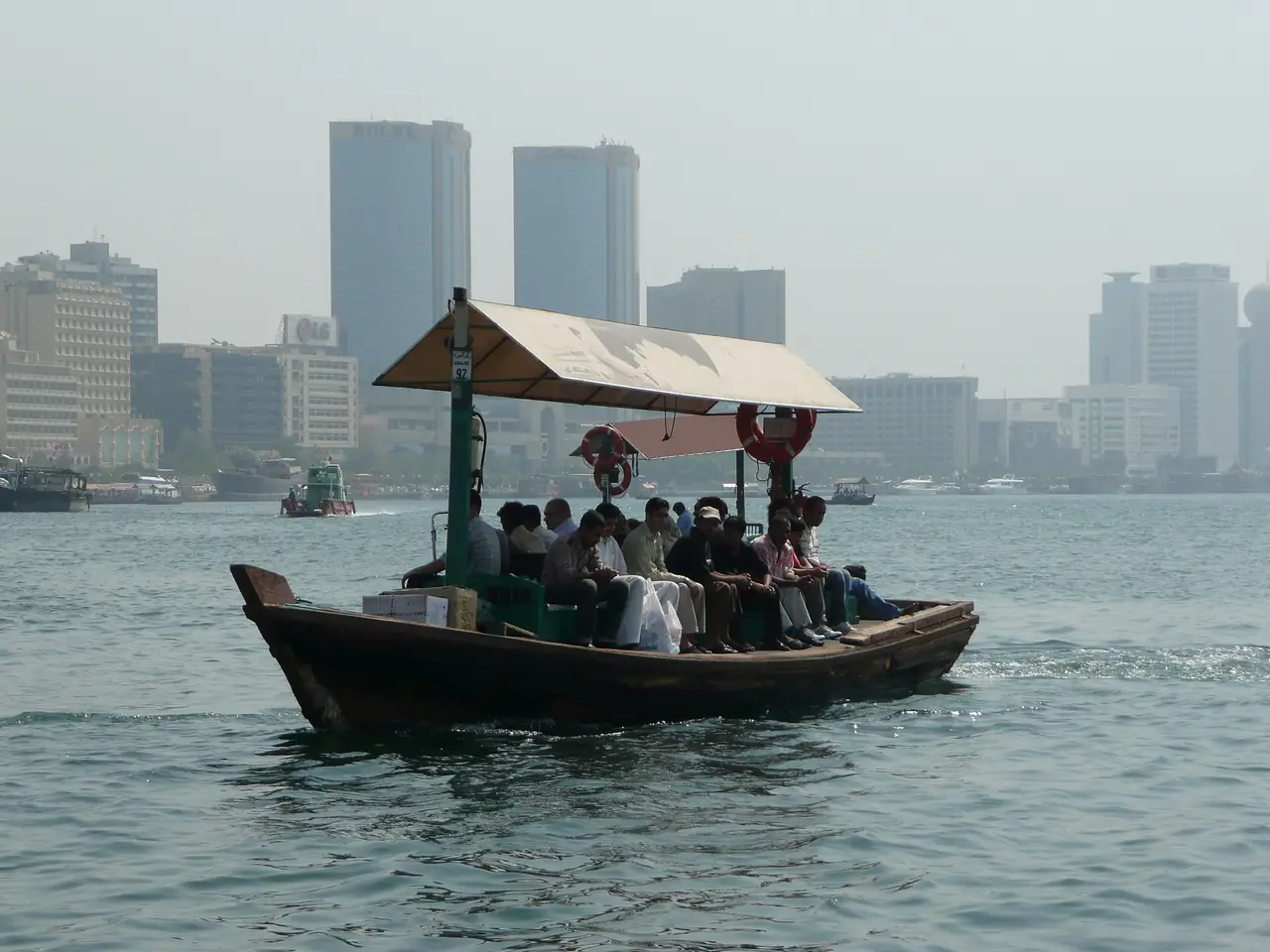 เรืออับราบรรทุกผู้โดยสารข้ามดูไบครีก ภาพจาก Wikimedia Commons ผู้ถ่าย CT Cooper สาธารณสมบัติ