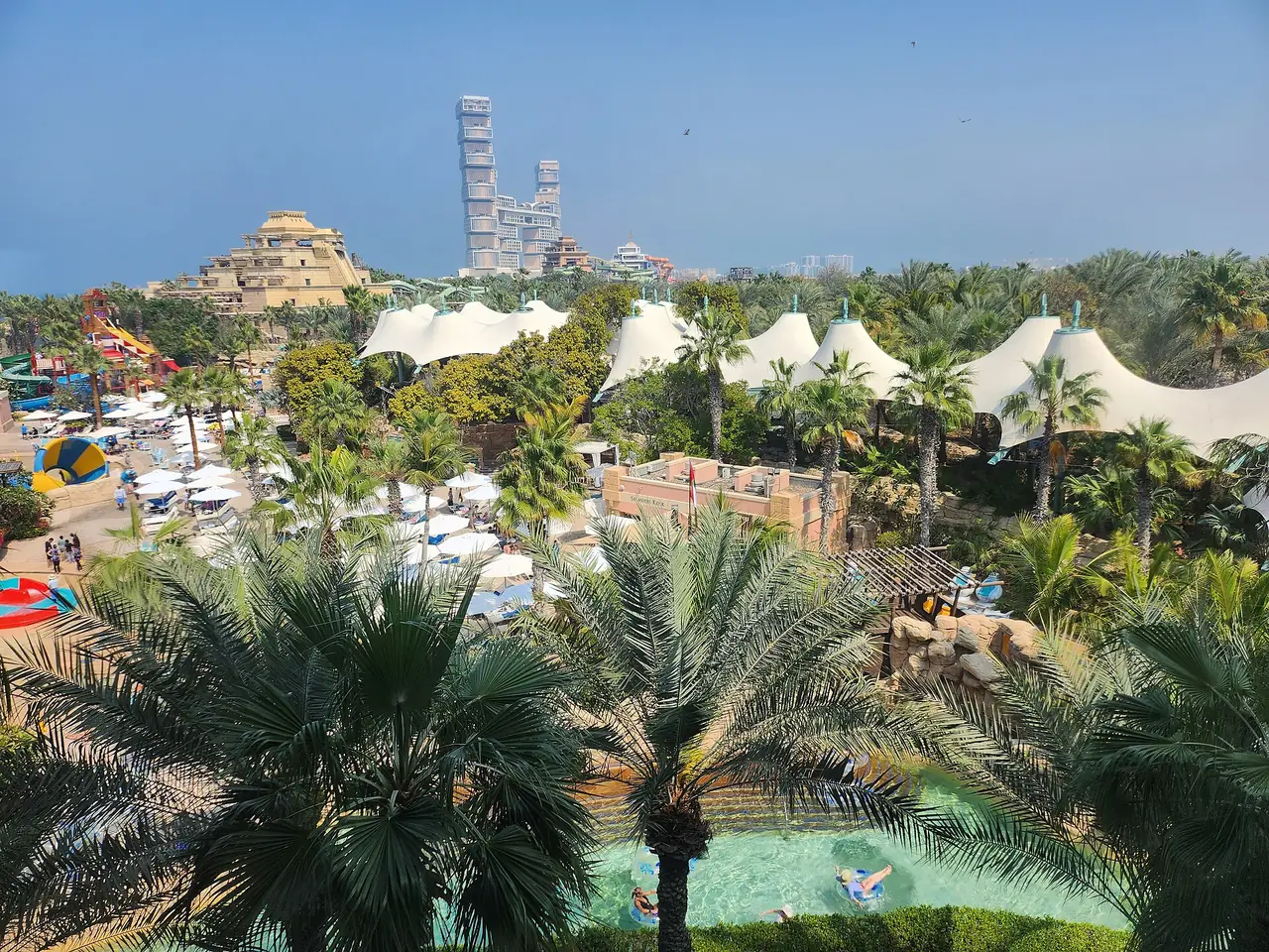ภาพรวมสวนน้ำ Aquaventure ที่ Atlantis บนเกาะปาล์มจูเมียราห์ ภาพจาก Wikimedia Commons ผู้ถ่าย Saaremees สัญญา CC BY-SA 4.0