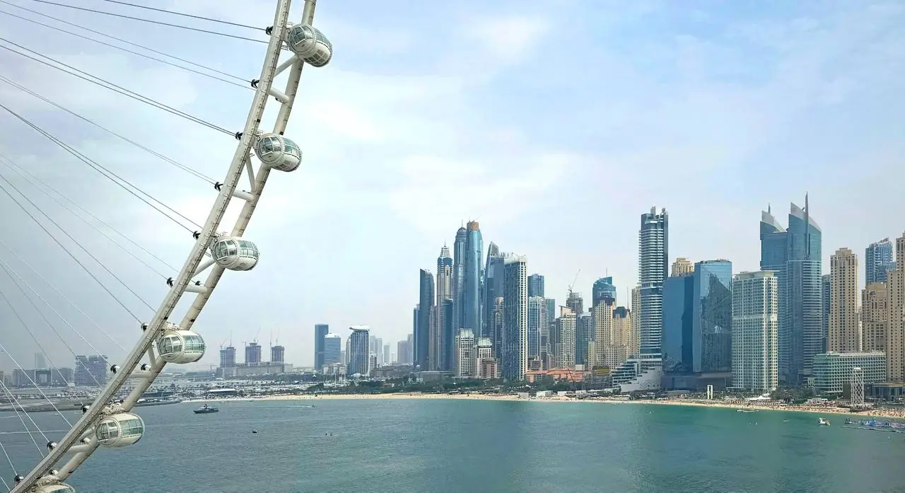 มุมมองจากบริเวณล้อไปทางมารีนาและ JBR ตามชื่อไฟล์ภาพ ภาพจาก Wikimedia Commons ผู้ถ่าย Wha13vEr สัญญา CC BY-SA 4.0