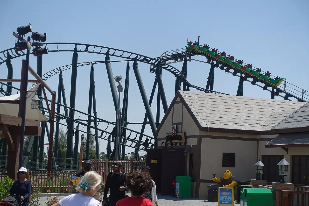 รถไฟเหาะในส่วน LEGOLAND Dubai เป็นภาพเก่า ภาพจาก Wikimedia Commons ผู้ถ่าย Jeremy Thompson สัญญา CC BY 2.0