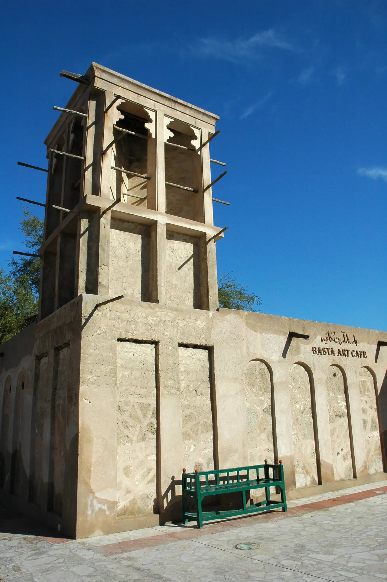 หอรับลมของอาคารเก่าในย่าน Bastakiya ภาพจาก Wikimedia Commons ผู้ถ่าย Jpatokal สัญญา CC BY-SA 4.0