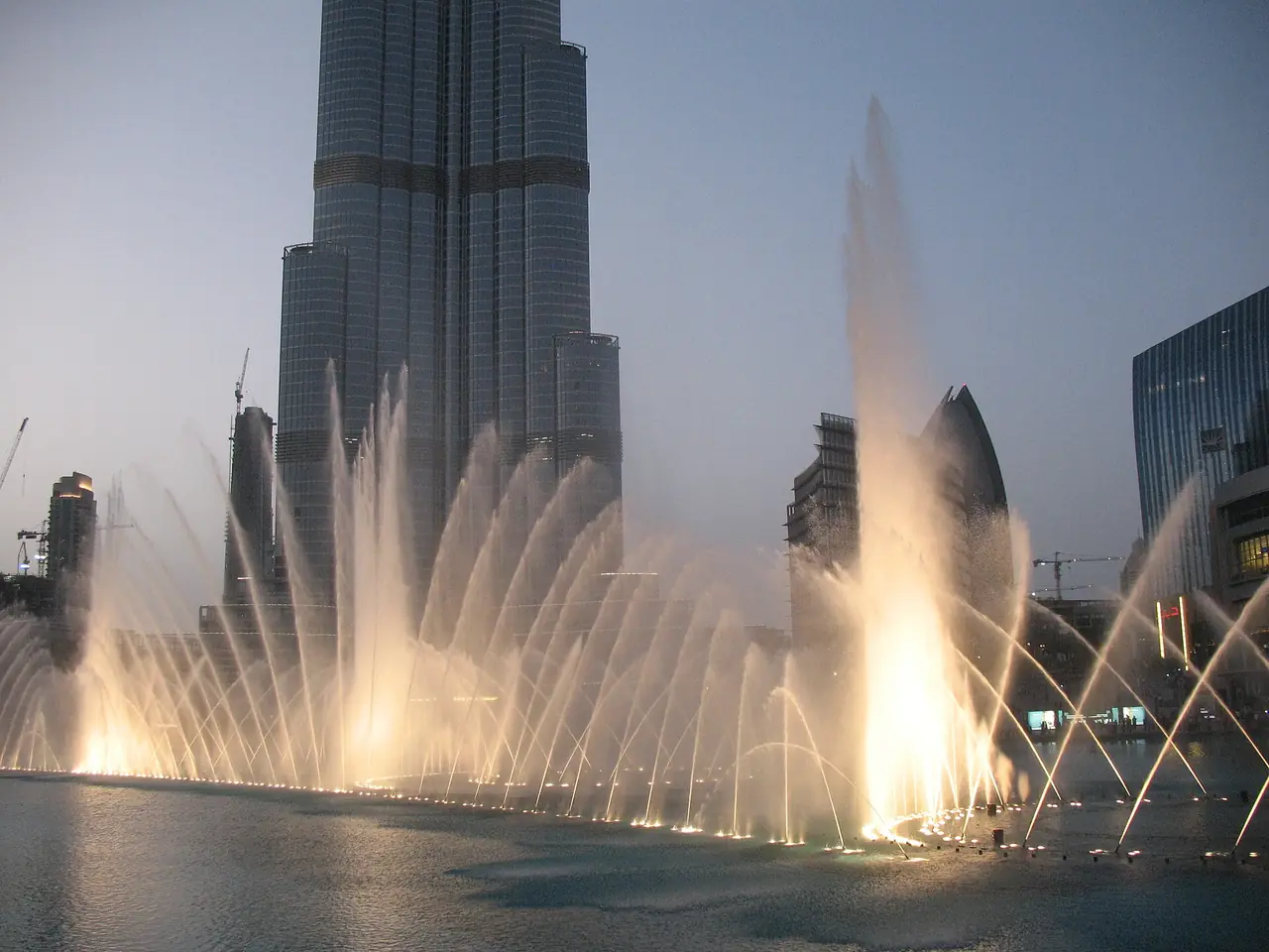 น้ำพุดูไบและเบิร์จคาลิฟาตอนพลบค่ำ ภาพจาก Wikimedia Commons ผู้ถ่าย Nealt สัญญา CC BY-SA 3.0