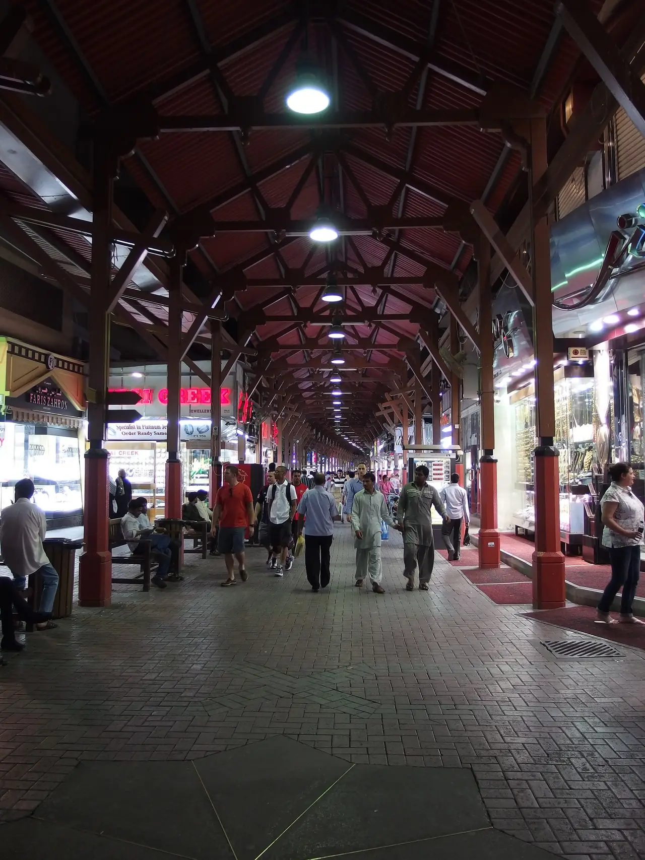 ทางเดินมีหลังคาในตลาดทอง Deira ภาพจาก Wikimedia Commons ผู้ถ่าย Guilhem Vellut สัญญา CC BY 2.0