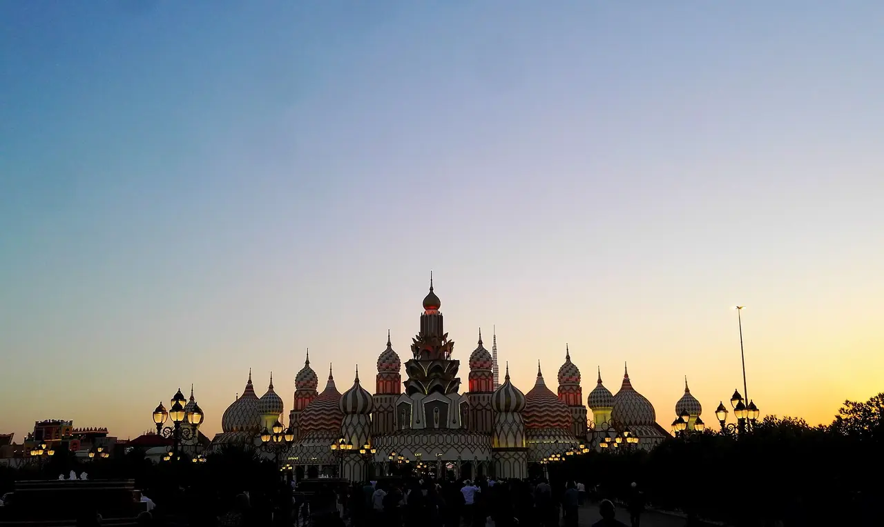 ประตูทางเข้า Global Village ยามพลบค่ำ เป็นภาพเก่าไม่ระบุฤดูกาล ภาพจาก Wikimedia Commons ผู้ถ่าย Abil Ahamed สัญญา CC BY-SA 4.0