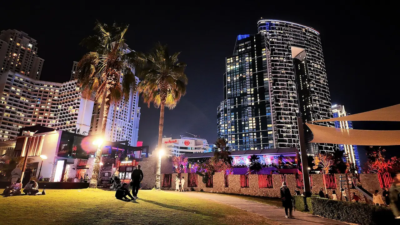 ย่าน JBR และตึกสูงยามค่ำ ตามชื่อไฟล์ภาพ ภาพจาก Wikimedia Commons ผู้ถ่าย Milkwalkie สัญญา CC BY-SA 4.0
