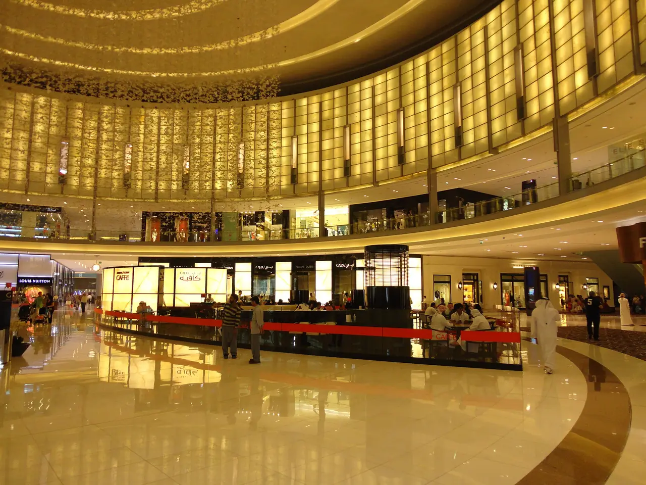 ห้องโถงทรงโค้งของ Fashion Avenue ในดูไบมอลล์ ภาพจาก Wikimedia Commons ผู้ถ่าย Shahroozporia สัญญา CC BY-SA 3.0