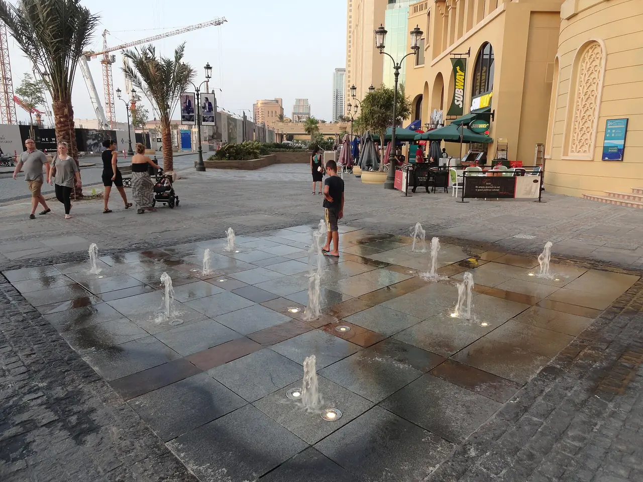 ลานน้ำพุพื้นและทางเดินที่ The Walk ที่ JBR ภาพจาก Wikimedia Commons ผู้ถ่าย Fabio Achilli สัญญา CC BY 2.0