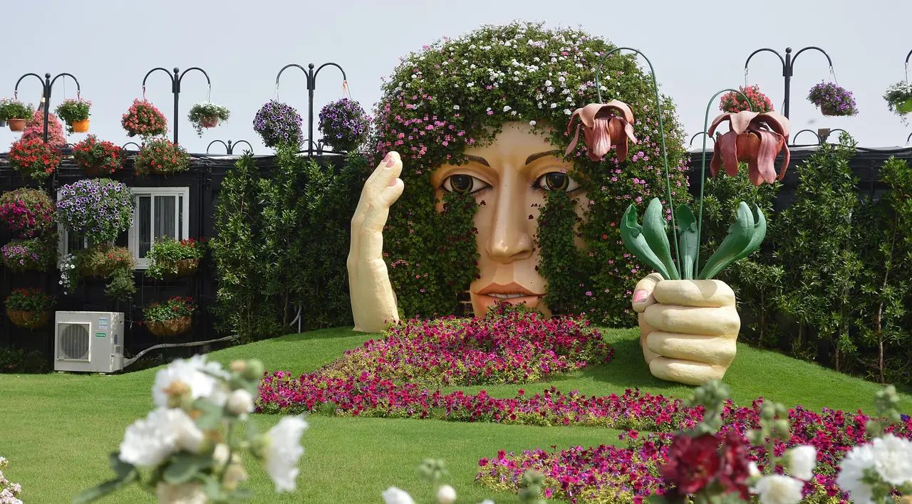 ประติมากรรมใบหน้าและมือที่ตกแต่งด้วยดอกไม้ ภาพเก่า ภาพจาก Wikimedia Commons ผู้ถ่าย Dayneferrera สัญญา CC BY-SA 4.0