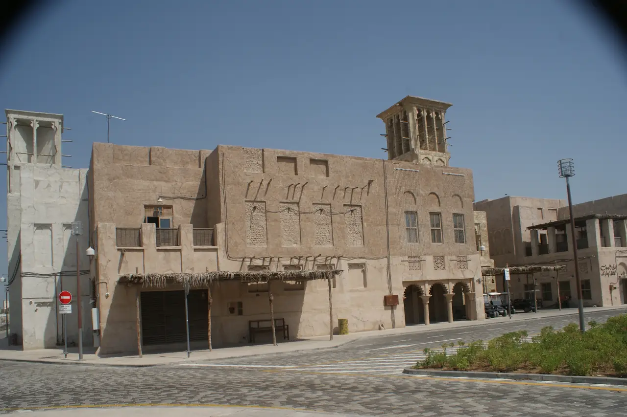 อาคารสไตล์ดั้งเดิมที่ Al Seef ฝั่ง Bur Dubai ภาพจาก Wikimedia Commons ผู้ถ่าย Alan และ Flora Botting สัญญา CC BY-SA 2.0