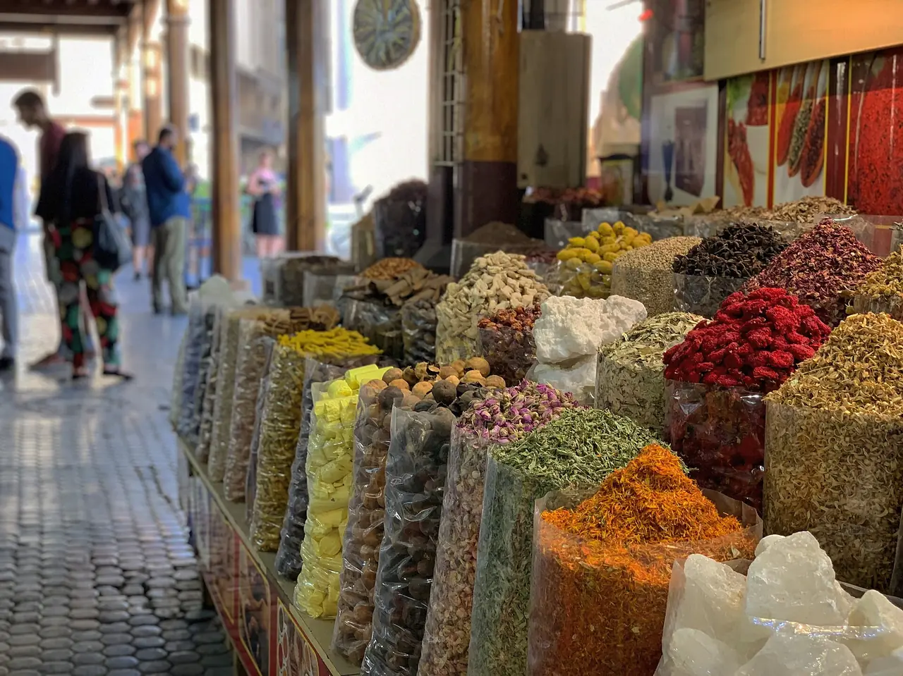 เครื่องเทศหลากสีวางขายหน้าร้านที่ตลาดเครื่องเทศ ภาพจาก Wikimedia Commons ผู้ถ่าย Frodlekis สัญญา CC BY-SA 4.0