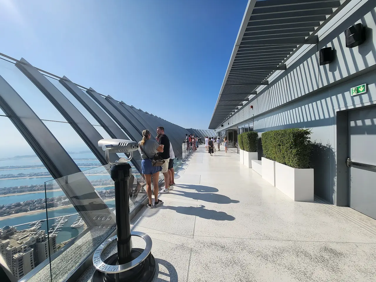 ดาดฟ้ากระจกของ The View ที่ผู้เข้าชมมองเห็นปาล์มจูเมียราห์ ภาพจาก Wikimedia Commons ผู้ถ่าย Saaremees สัญญา CC BY-SA 4.0