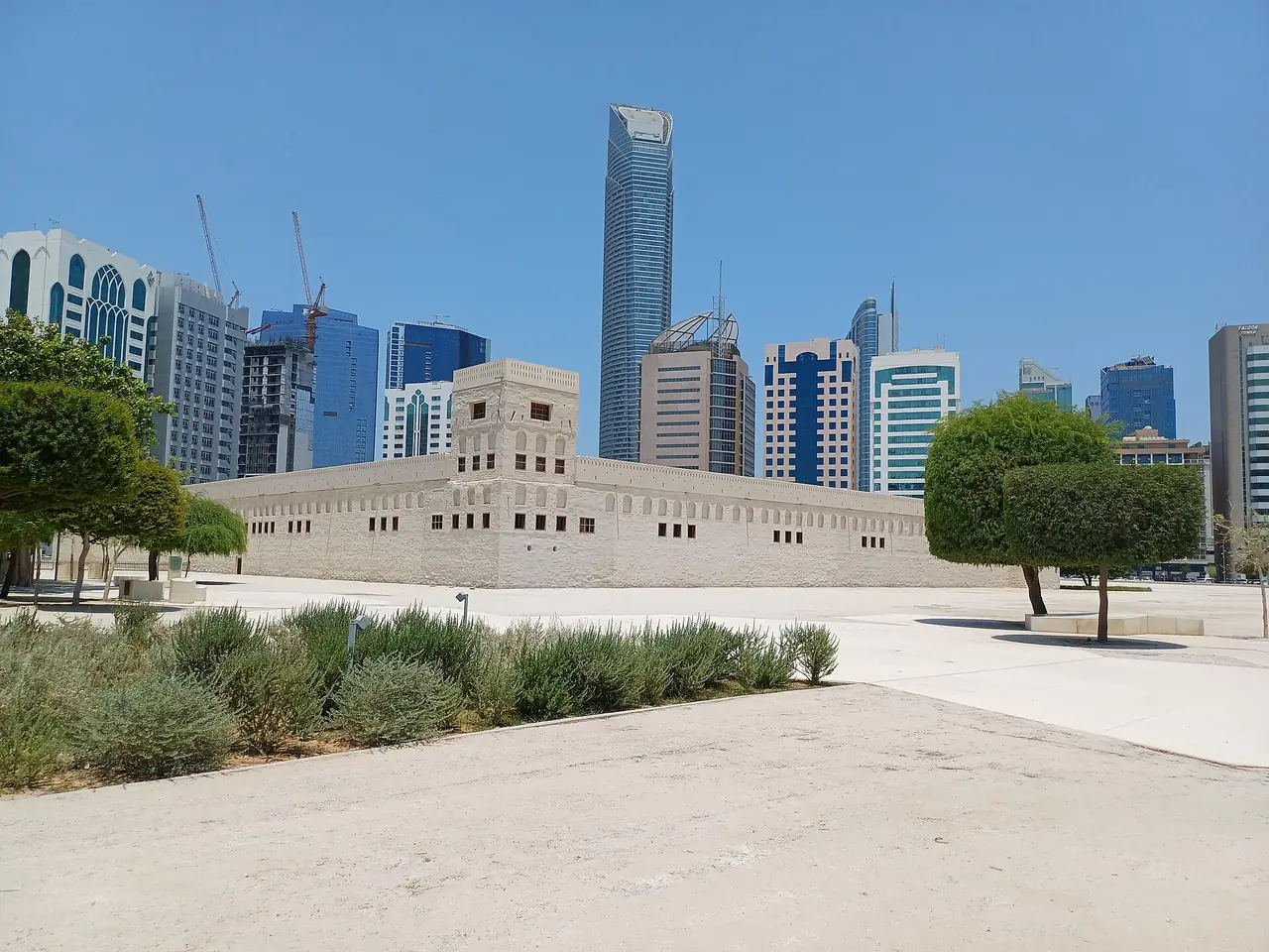 ป้อม Qasr Al Hosn ท่ามกลางตึกสูงของอาบูดาบี ภาพจาก Wikimedia Commons ผู้ถ่าย Radosław Botev สัญญา CC BY 3.0 pl