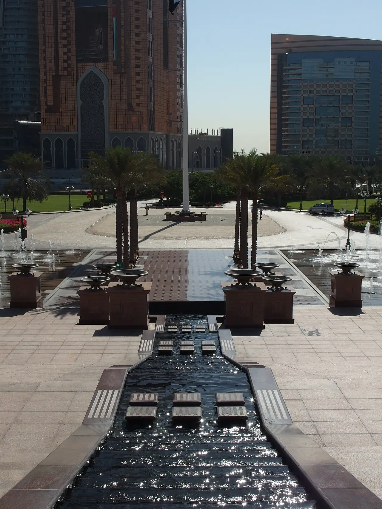 ลานน้ำและอาคารบริเวณ Emirates Palace อาบูดาบี ภาพจาก Wikimedia Commons ผู้ถ่าย Guilhem Vellut สัญญา CC BY 2.0