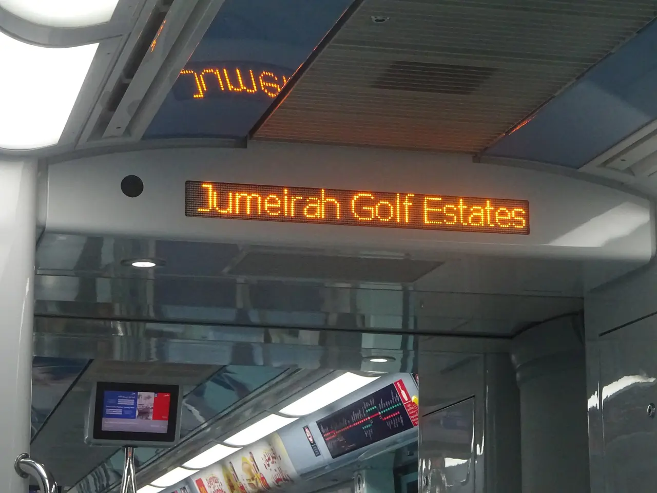 ป้ายสถานี Jumeirah Golf Estates บนรถไฟฟ้าดูไบ ภาพจาก Wikimedia Commons ผู้ถ่าย Jpbowen สัญญา CC BY-SA 4.0