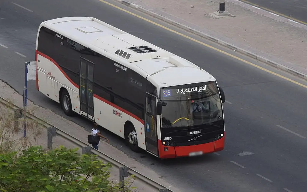 รถบัส RTA ในดูไบ ภาพจาก Wikimedia Commons ผู้ถ่าย ThatOneFilipinoExtremeist สัญญา CC0 เป็นภาพรถทั่วไปของ RTA ไม่ใช่รถสาย E100 โดยเฉพาะ