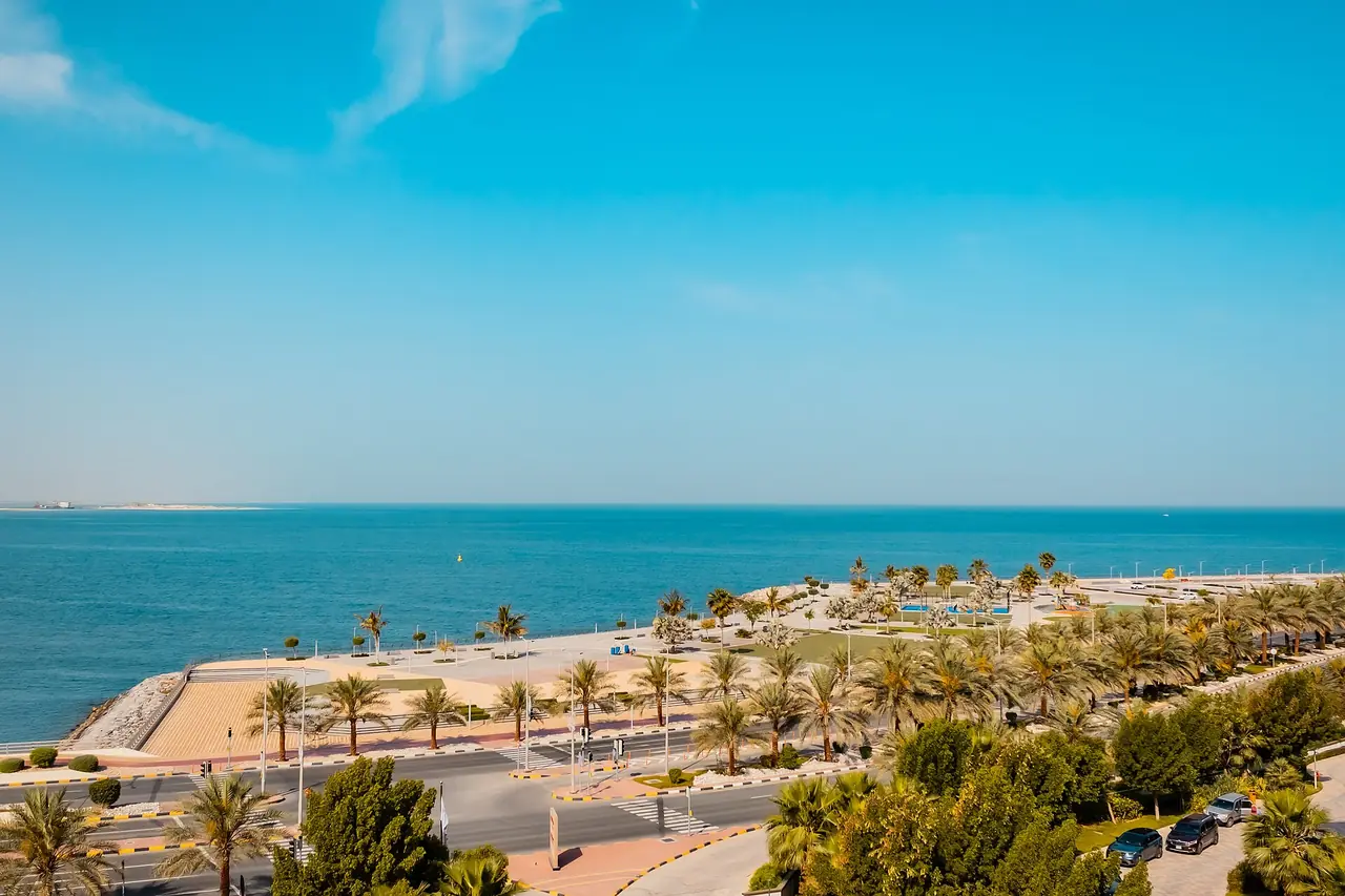 ทะเลและชายหาดริมเกาะ Al Marjan ในราสอัลไคมาห์ ภาพจาก Wikimedia Commons ผู้ถ่าย Tashmetova808 สัญญา CC BY-SA 4.0