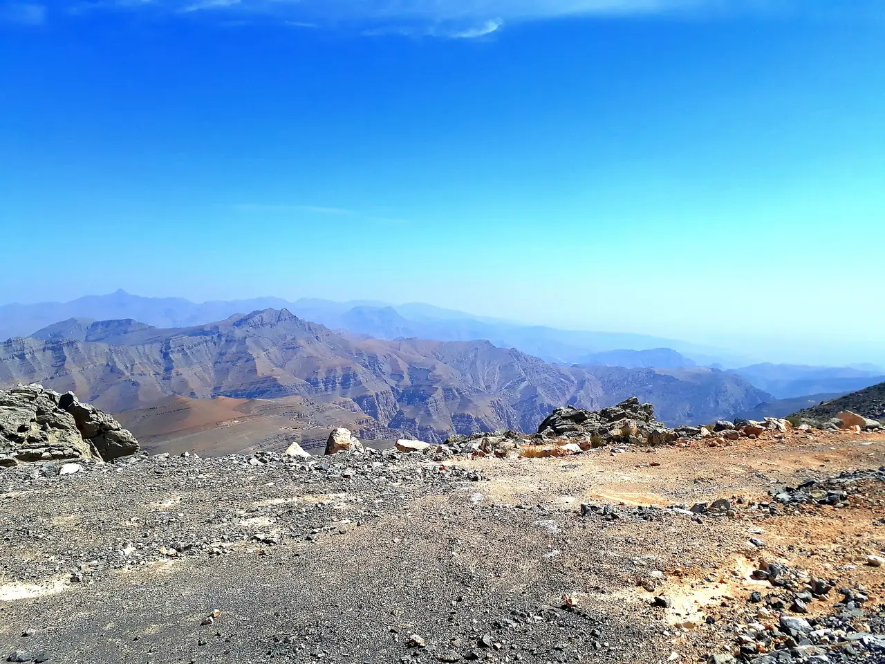 ยอดเขาและทิวเขาหินแห้งบนเจเบลไจส์ ภาพจาก Wikimedia Commons ผู้ถ่าย Ouremiratesjourney สัญญา CC BY-SA 4.0