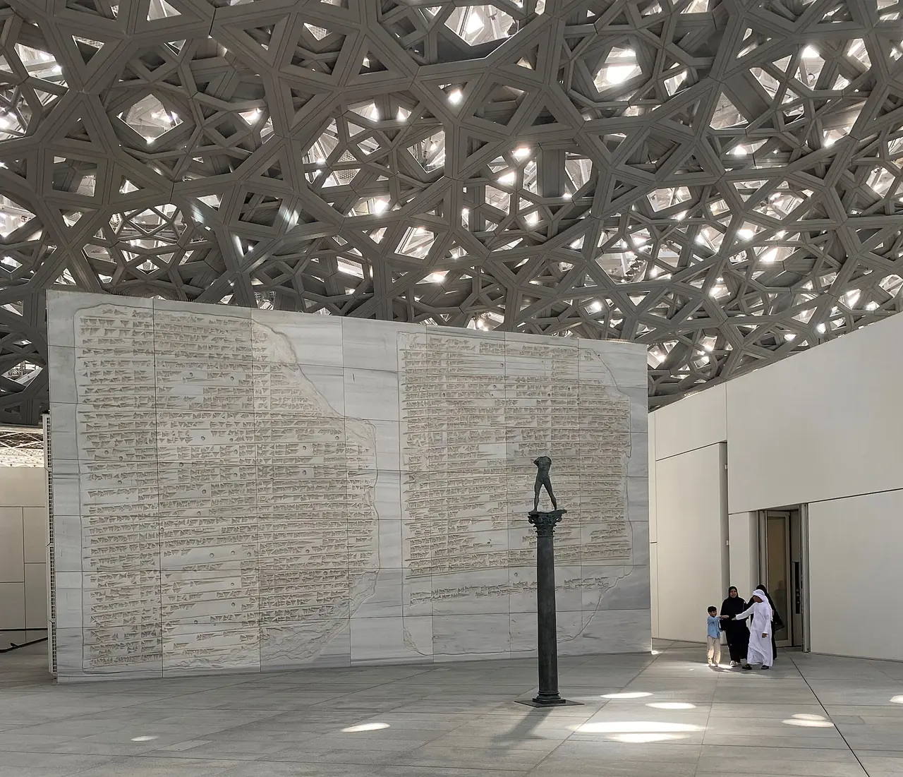 งานศิลปะสาธารณะบนหินปูนขาวของ Jenny Holzer ในลูฟวร์อาบูดาบี ภาพจาก Wikimedia Commons ผู้ถ่าย Boubloub สัญญา CC BY-SA 4.0