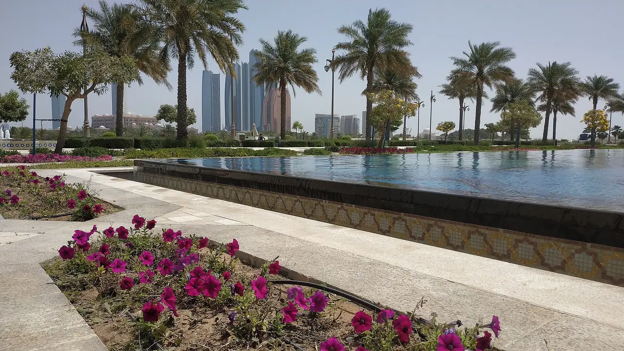 สระน้ำและสวนบริเวณ Qasr Al Watan อาบูดาบี ภาพจาก Wikimedia Commons ผู้ถ่าย Renek78 สัญญา CC BY-SA 4.0