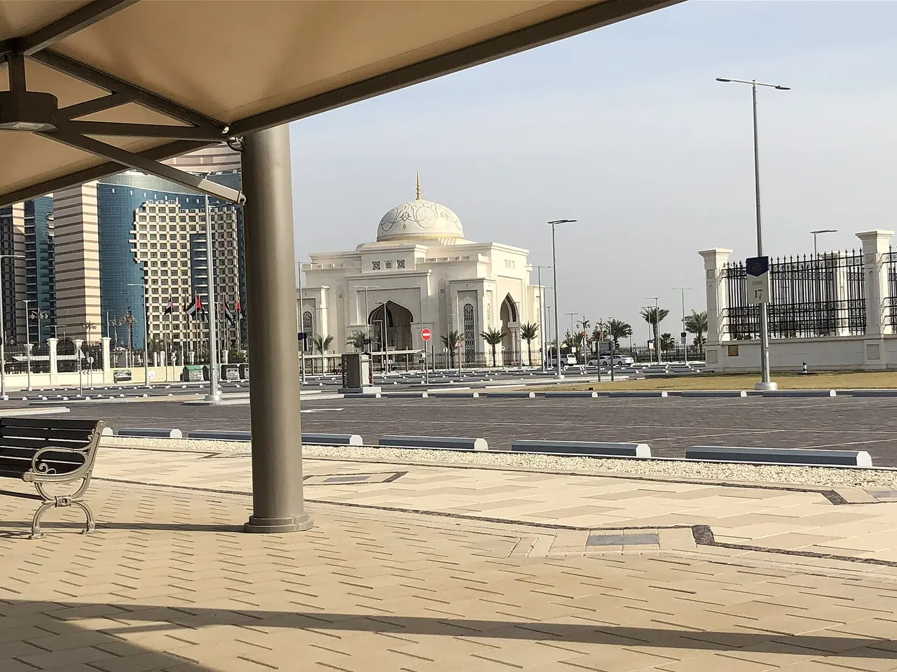 ประตูทางเข้าบริเวณวังประธานาธิบดี Qasr Al Watan ภาพจาก Wikimedia Commons ผู้ถ่าย Davide Mauro สัญญา CC BY-SA 4.0