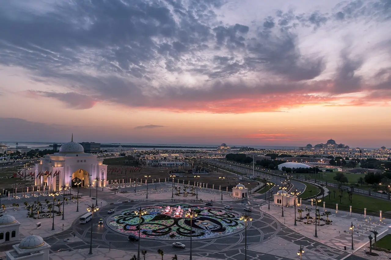 ลานหน้า Qasr Al Watan ยามพระอาทิตย์ตกมองจากที่สูง ภาพจาก Wikimedia Commons ผู้ถ่าย Darthjipsu สัญญา CC BY-SA 4.0