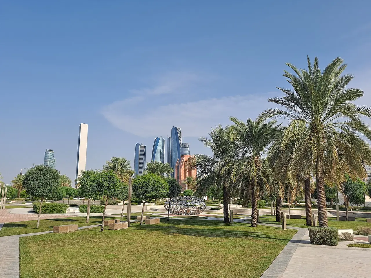 สวนและตึกสูงอาบูดาบีมองจากบริเวณ Qasr Al Watan ภาพจาก Wikimedia Commons ผู้ถ่าย EditQ สัญญา CC0