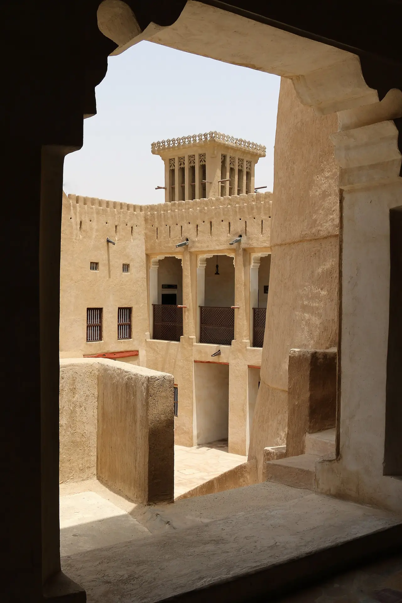 ลานบ้านและกระโดงรับลมของ Bait Al Naboodah ชาร์จาห์ ภาพจาก Wikimedia Commons ผู้ถ่าย Clémence Jacqueri สัญญา CC BY-SA 4.0