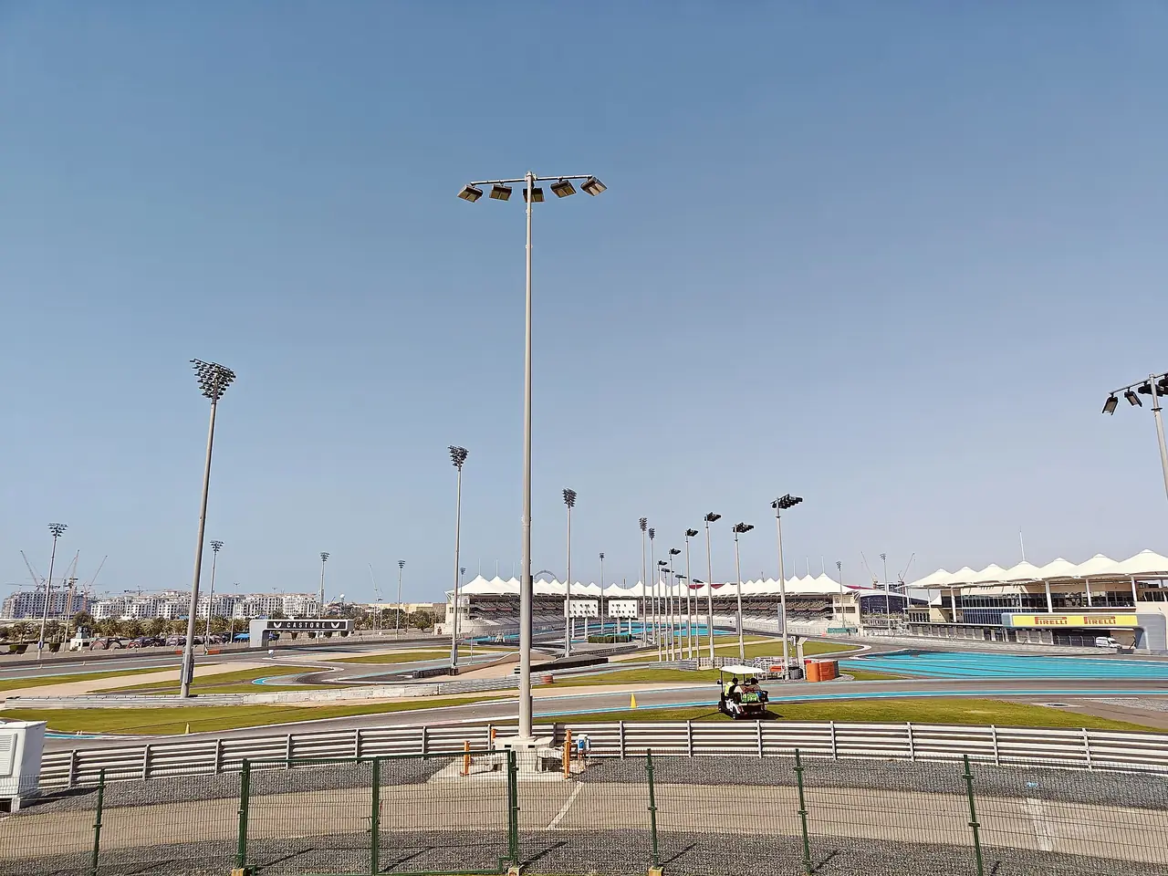 อัฒจันทร์ฝั่งเหนือที่สนามแข่ง Yas Marina Circuit ภาพจาก Wikimedia Commons ผู้ถ่าย TravelPhotosNL สัญญา CC BY-SA 4.0