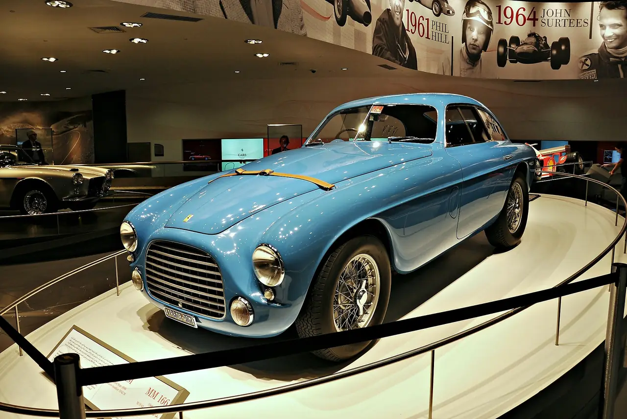 รถ Ferrari รุ่นเก่าที่จัดแสดงใน Ferrari World ภาพจาก Wikimedia Commons ผู้ถ่าย Alberto-g-rovi สัญญา CC BY-SA 3.0 ถ่ายปี 2011