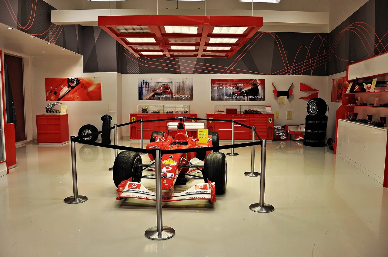 ห้องจัดแสดงรถแข่งสูตรหนึ่งสีแดงใน Ferrari World ภาพจาก Wikimedia Commons ผู้ถ่าย Alberto-g-rovi สัญญา CC BY-SA 3.0 ถ่ายปี 2011