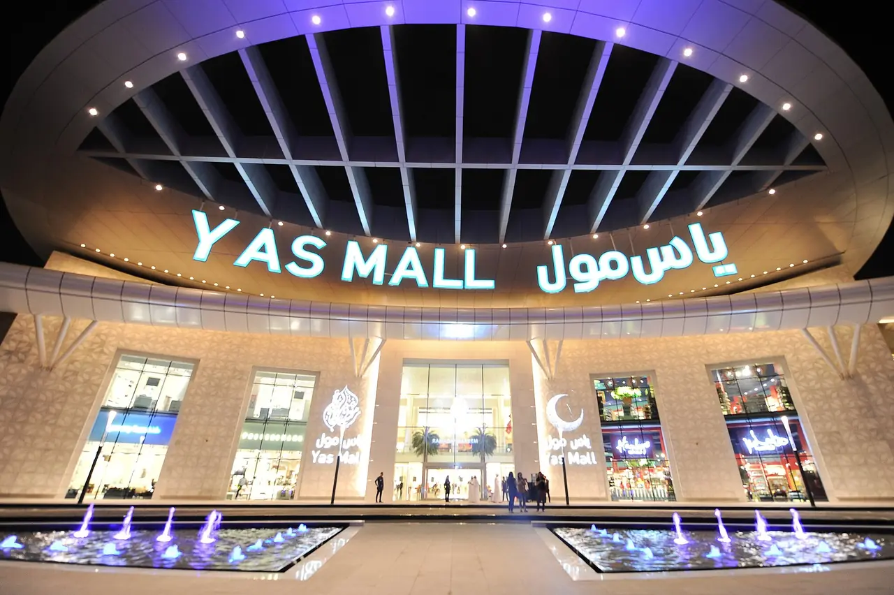 ด้านหน้า Yas Mall ยามค่ำ ภาพจาก Wikimedia Commons ผู้ถ่าย Itisdeepak สัญญา CC BY-SA 4.0