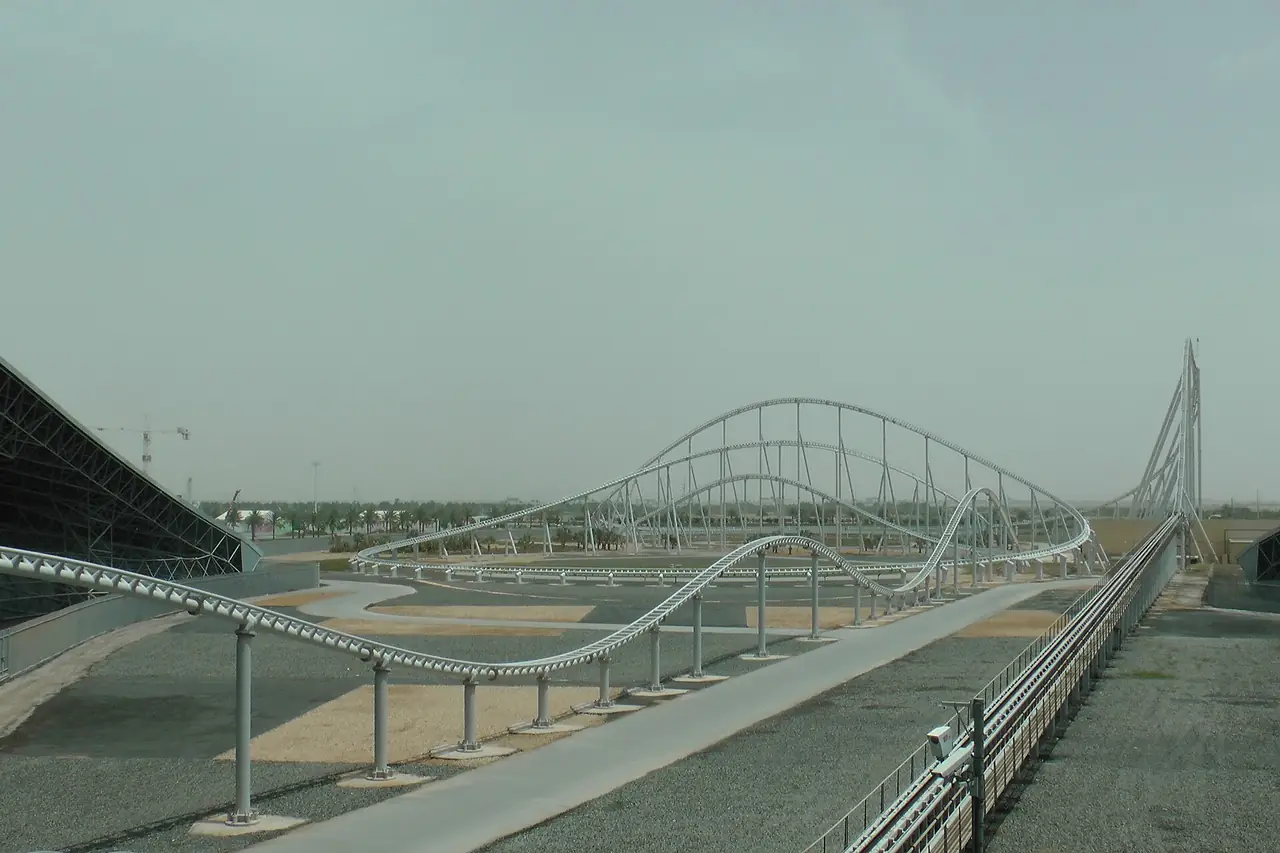 เส้นทางรถไฟเหาะ Formula Rossa เมื่อมองจากระยะไกล ภาพจาก Wikimedia Commons ผู้ถ่าย Steven Lek สัญญา CC BY-SA 4.0