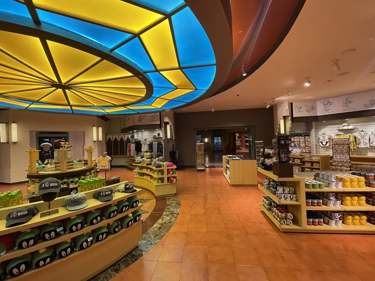 ร้านของที่ระลึกในสวน Warner Bros. World อาบูดาบี ภาพจาก Wikimedia Commons ผู้ถ่าย Dasomm สัญญา CC0