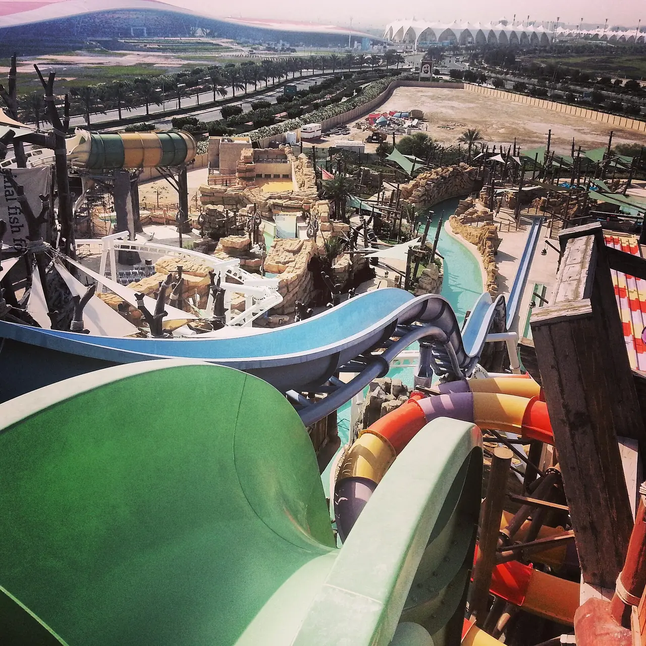 มุมสูงสไลเดอร์และสระใน Yas Waterworld ภาพจาก Wikimedia Commons ผู้ถ่าย LittleOneM สัญญา CC BY-SA 4.0