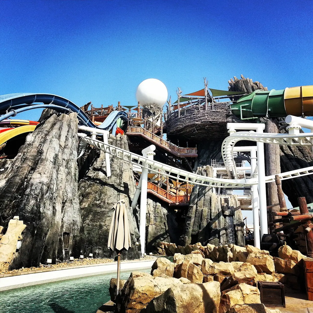 รางสไลเดอร์และโขดหินจำลองใน Yas Waterworld ภาพจาก Wikimedia Commons ผู้ถ่าย LittleOneM สัญญา CC BY-SA 4.0