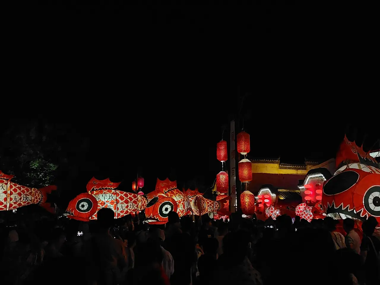 การแสดงโคมไฟรูปปลาตอนค่ำที่หมู่บ้านเฉิงข่าน ภาพถ่ายโดย LunMa4 (CC BY 4.0)