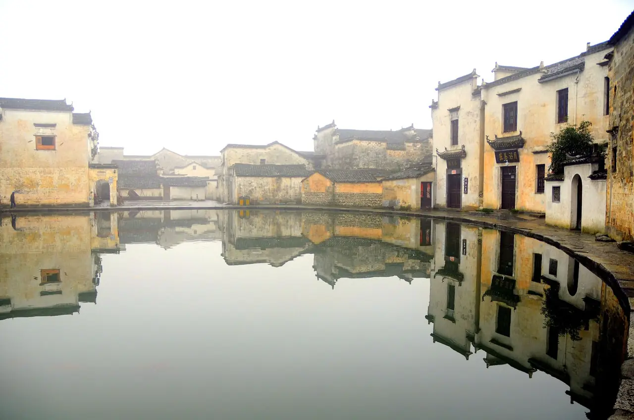 บ้านเรือนริมสระในหงชุน ภาพถ่ายโดย Luo Shaoyang (CC BY 2.0)