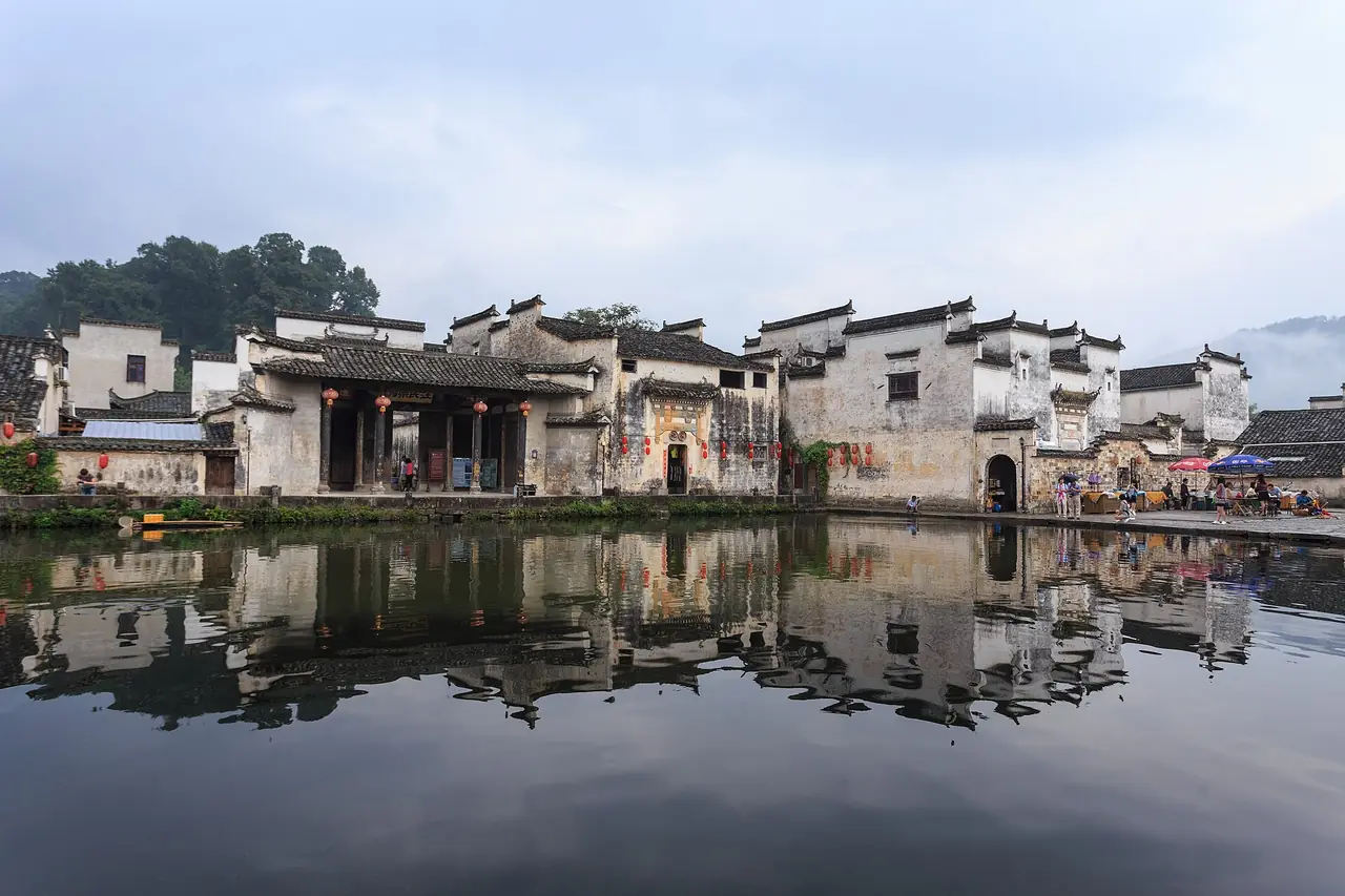 หอริมสระพระจันทร์สะท้อนบนผิวน้ำ ภาพถ่ายโดย Zhangzhugang (CC BY-SA 4.0)
