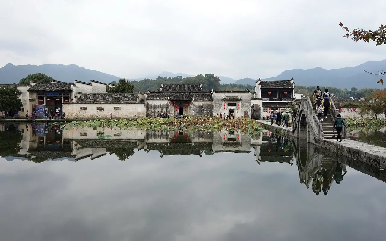 สระใต้และสถาบันริมสระ ภาพถ่ายโดย 颐园新居 (CC BY-SA 4.0)