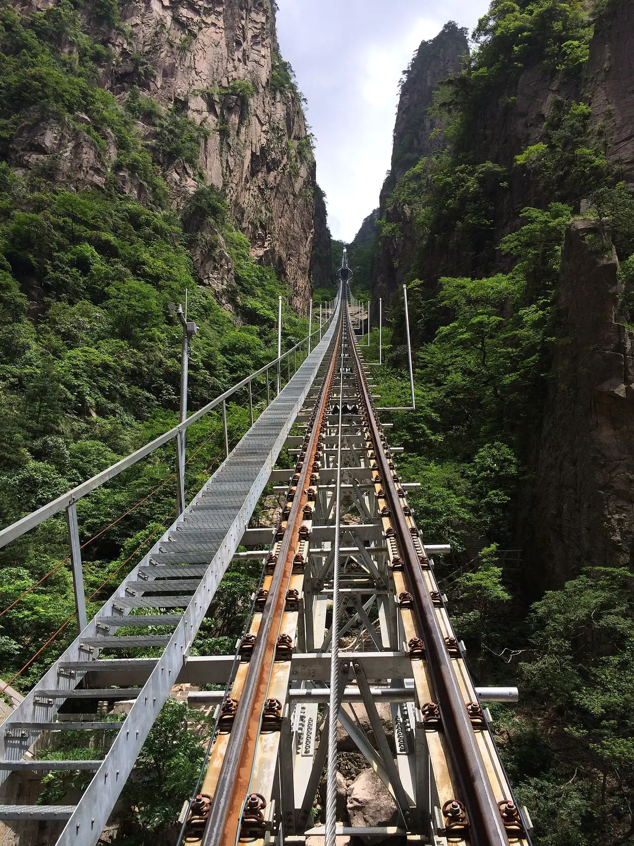 ทางรถรางในซีไห่ต้าเสียกู่ ภาพถ่ายโดย jesse (CC BY-SA 4.0)