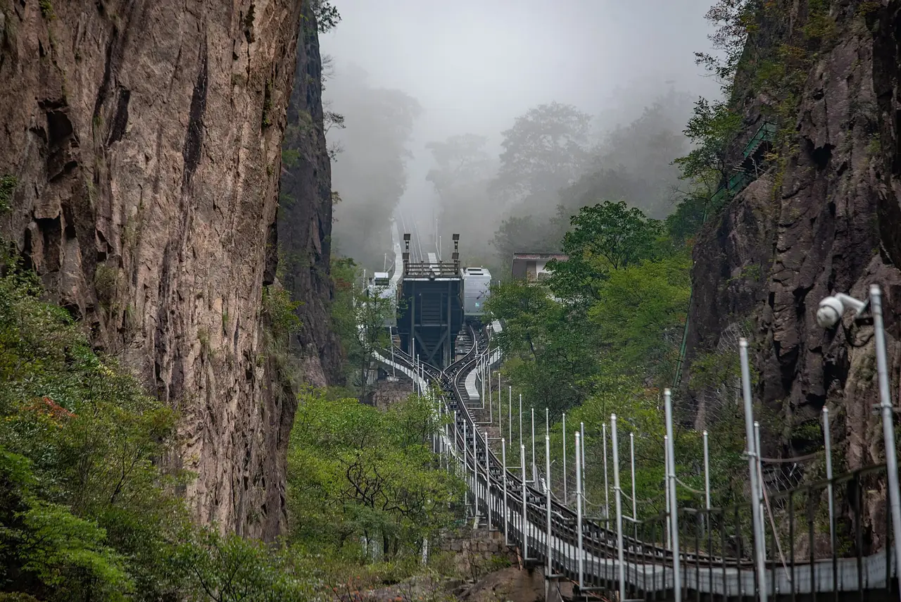 สถานีรถรางในหุบเขาซีไห่ต้าเสียกู่ ภาพถ่ายโดย Siyuwj (CC BY-SA 4.0)