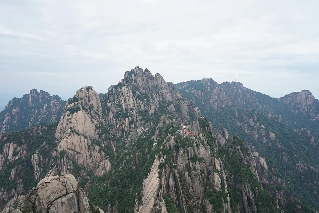 เหลียนฮวาเฟิงและยวี่ผิงมองจากกวงหมิงติ่ง ภาพถ่ายโดย De-Shao Liu (CC BY-SA 4.0)