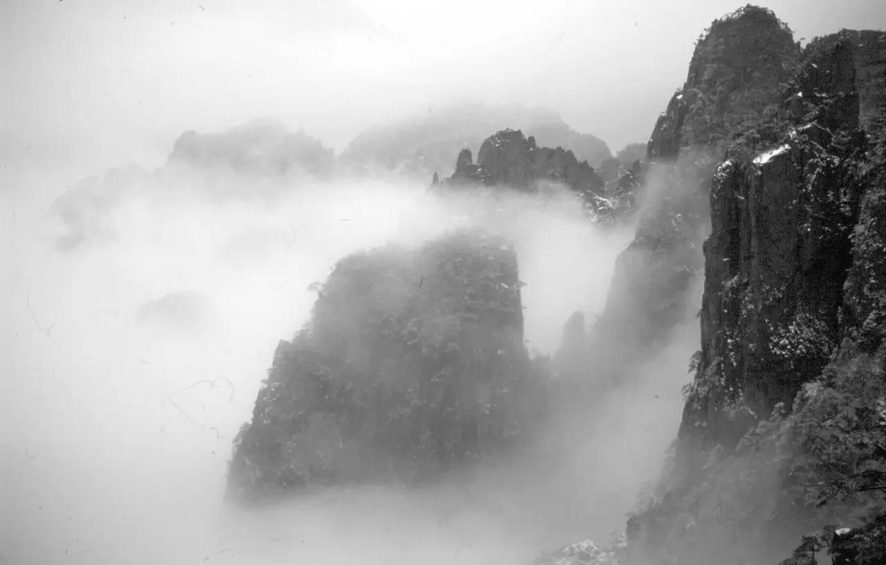 ยอดหินหวงซานกลางหมอกหน้าหนาว ภาพถ่ายโดย Dr. Hans-Günter Wagner (CC BY-SA 2.0)