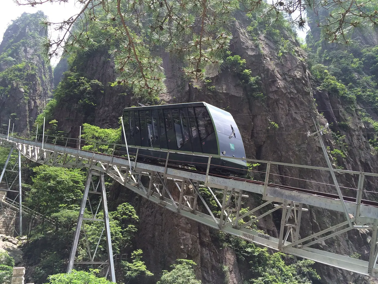 รถรางไต่หน้าผาในหุบเขาซีไห่ต้าเสียกู่ ภาพถ่ายโดย JesseW900 (CC BY-SA 4.0)