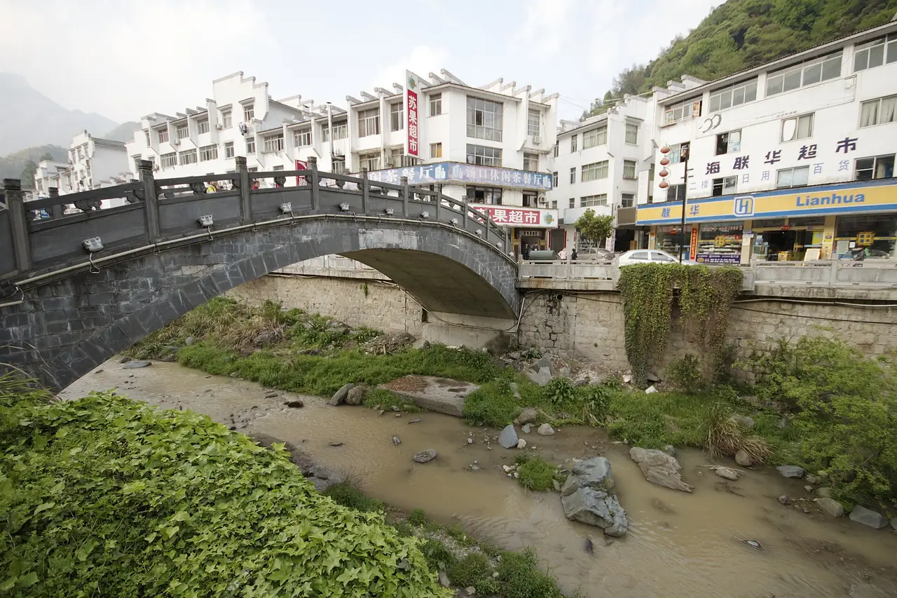 สะพานในถังโข่วบนทางไปเขาหวงซาน ภาพถ่ายโดย Michael Mooney (CC BY 2.0)