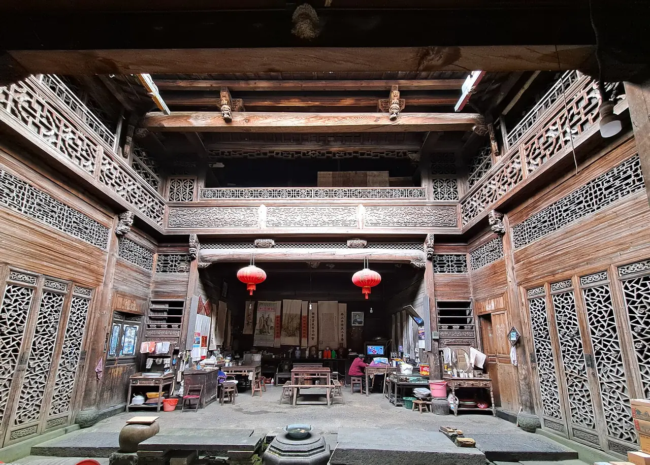 ภายในห้องโถงบ้านโบราณที่ตกแต่งด้วยไม้แกะสลัก ซีตี้ ภาพถ่ายโดย EditQ (CC BY-SA 4.0)